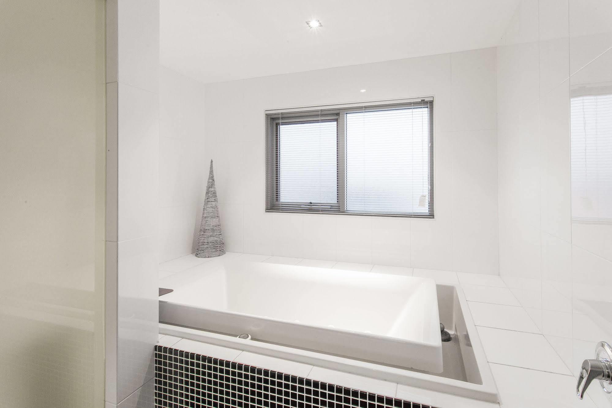 Spinnakers By Rockingham Apartments Εξωτερικό φωτογραφία